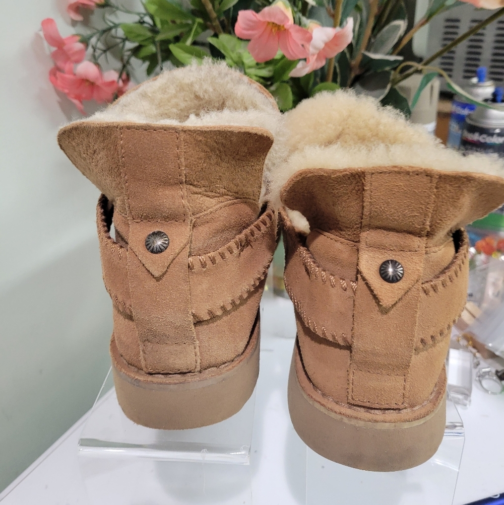 UGG McKay Chestnut Short Shearling Boots 7.5 - Picture 2 of 3